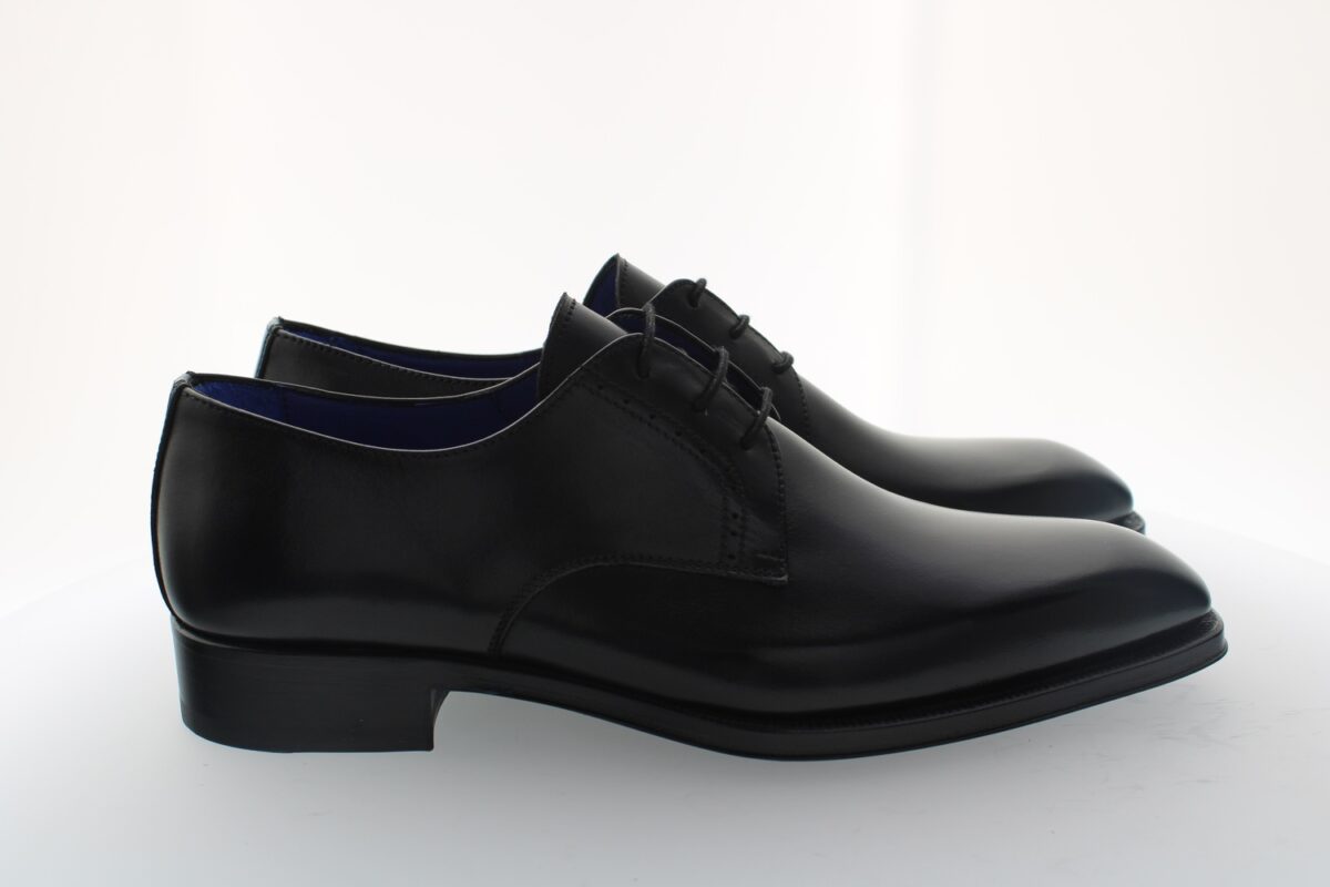 Men's elegant handcrafted lace-up shoes in calf leather